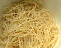 Makarony a sýr v pánvi špagety s parmazánem recept
