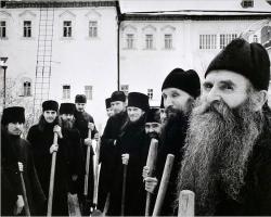 A kolostorban található.  Mi az a kolostor?  Mi az ortodox kolostor