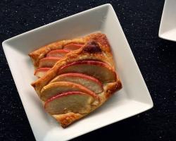 Sült alma mikrohullámú sütőben: egyszerű, de nagyon ízletes receptek alma elkészítéséhez áfonyával, mézzel, túróval