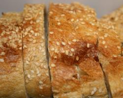 Ruddy krutony z bílého chleba s vůní česneku