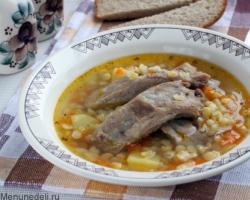 Hrachová polievka s bravčovým mäsom a zemiakmi