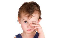 Jak správně a bezpečně ošetřit stydlivě na dětském oku