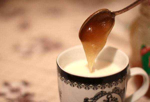 Gyermek tej mézzel az éjszakai előnyökért és kárért