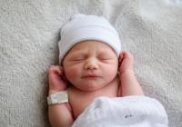 Bayi yang baru lahir memutar matanya ketika dia tertidur