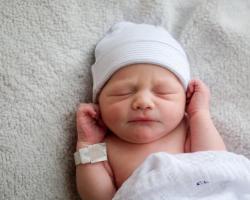 El recién nacido pone los ojos en blanco cuando se duerme.